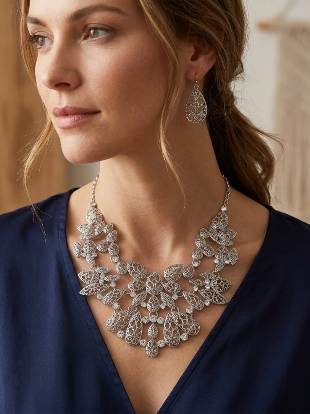 Chunky silver coloured necklace
